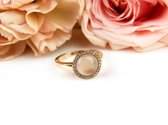 ring in roos goud gezet met roze kwarts cabochon en diamant