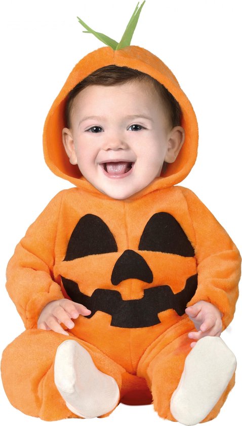 Een lachende baby in een oranje pompoenpak met zwarte gezichtskenmerken en een groene stengel bovenop de capuchon.