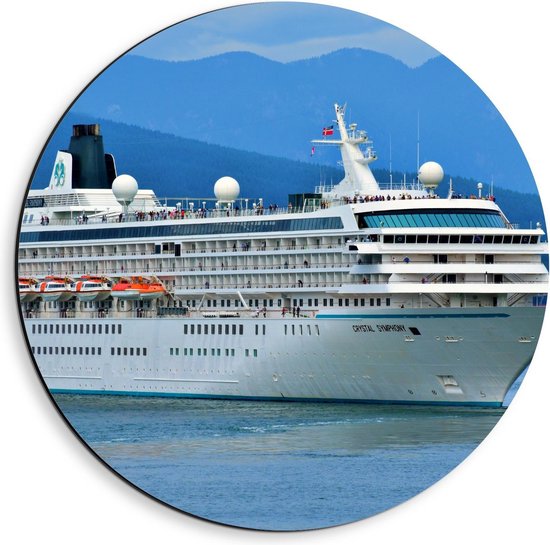 Dibond Wandcirkel - Groot Cruiseschip Op de Blauwe Zee Met Bergen Op de Achtergrond - 40x40cm Foto op Aluminium Wandcirkel (met ophangsysteem)