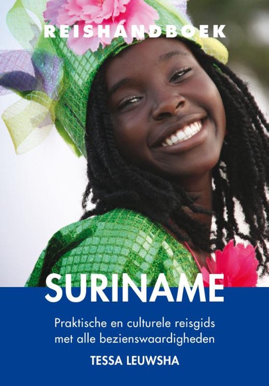 Cover van het reishandboek Suriname met een lachende vrouw in een groene paillettenoutfit en bijpassende hoed.