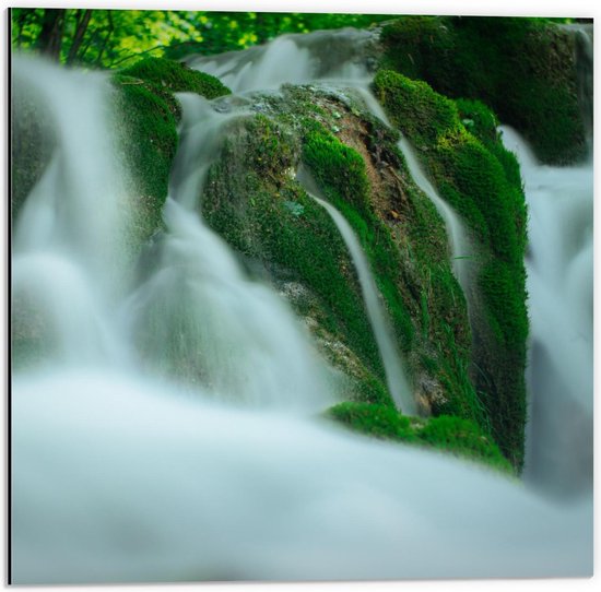 Dibond - Watervallen op Groene Rotsen - 50x50cm Foto op Aluminium (Met Ophangsysteem)