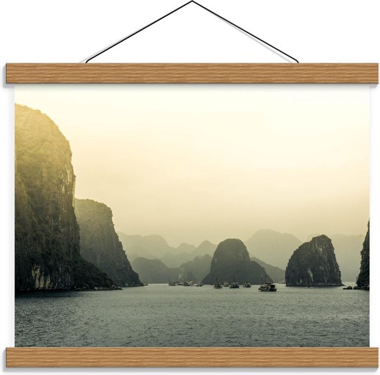 Schoolplaat – Hạ Longbaai met Boten en Bergen - 40x30cm Foto op Textielposter (Wanddecoratie op Schoolplaat)