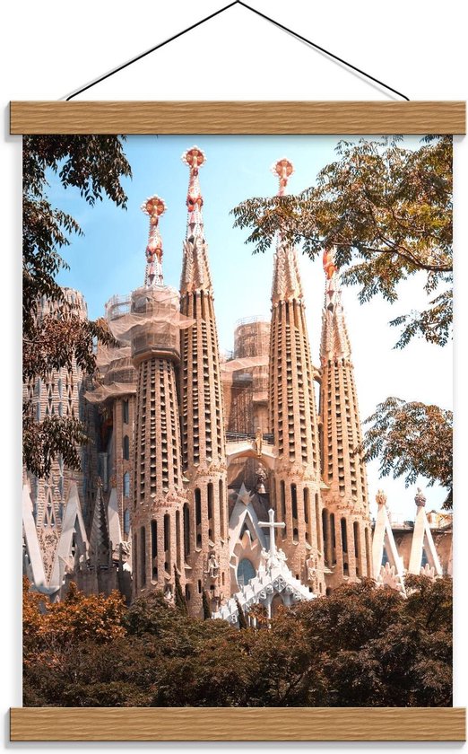 Schoolplaat – Sagrada Família met Bomen - 30x40cm Foto op Textielposter (Wanddecoratie op Schoolplaat)