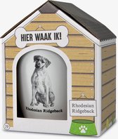 Mok - Hond - Cadeau - Rhodesian Ridgeback - Gevuld met een verpakte zuurtjesmix - In cadeauverpakking met gekleurd lint