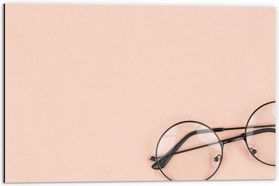 Dibond - Zwarte Bril op Roze Achtergrond - 60x40cm Foto op Aluminium (Met Ophangsysteem)