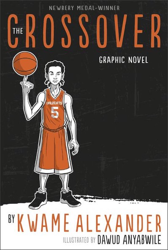 Een jongen in een oranje basketbaltenue met het nummer 5 van de Wildcats, draait een basketbal op zijn vinger.