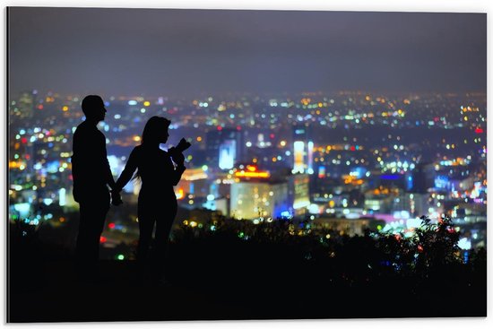 Dibond - Koppel boven aan de Stad in de Nacht - 60x40cm Foto op Aluminium (Met Ophangsysteem)