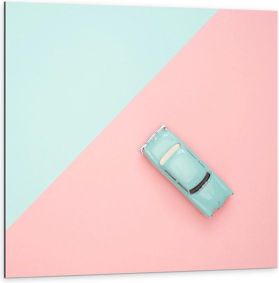 Dibond - Lichtblauwe Auto met Roze en Blauwe Achtergrond - 100x100cm Foto op Aluminium (Met Ophangsysteem)
