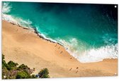 Tuinposter – Strand met Wandelende Mensen - 120x80cm Foto op Tuinposter  (wanddecoratie voor buiten en binnen)