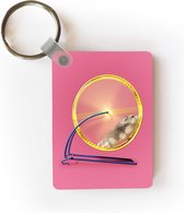 Sleutelhanger - Hamster op een loopwiel tegen een roze achtergrond - Uitdeelcadeautjes - Plastic
