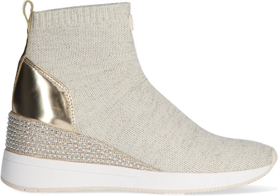 Trendy bruidssneakers met een sleehak | Trouwen.nl