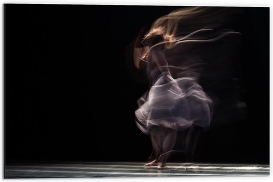 Dibond - Danseres met een Zwarte Achtergrond - 60x40cm Foto op Aluminium (Met Ophangsysteem)