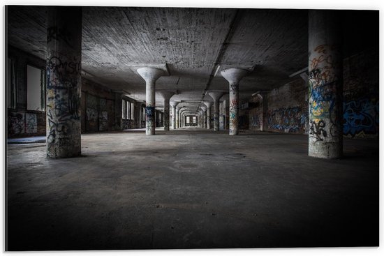 Dibond - Binnenkant Oud Gebouw Graffiti - 60x40cm Foto op Aluminium (Met Ophangsysteem)