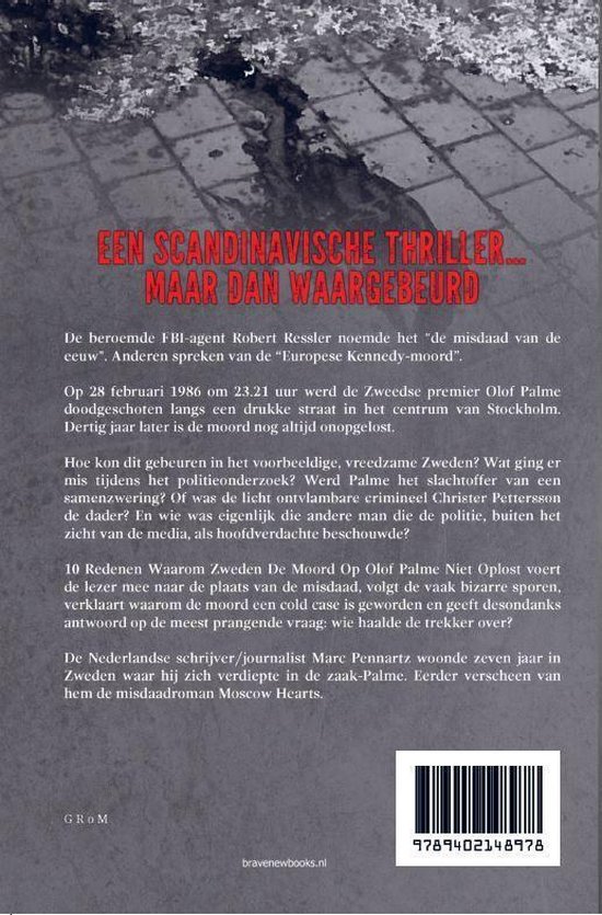 Boekcover met de tekst 'EEN SCANDINAVISCHE THRILLER... MAAR DAN WAAR GEBEURD'. De achtergrond is een grijze, natte straat met bloedspatten.