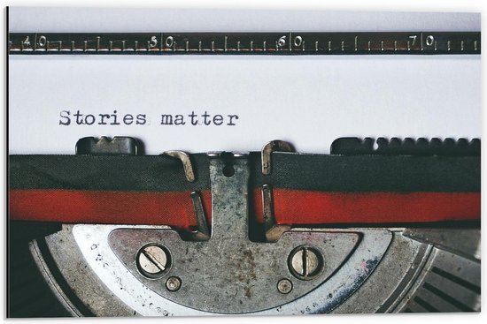 Dibond - ''Stories Matter'' op Typmachine  - 60x40cm Foto op Aluminium (Wanddecoratie van metaal)