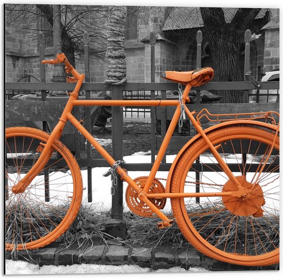 Dibond - Oranje Fiets met Zwart Witte Achtergrond - 50x50cm Foto op Aluminium (Met Ophangsysteem)