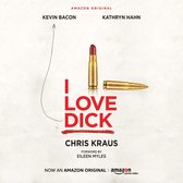 Boekomslag met de titel 'I Love Dick'. Twee kogels liggen diagonaal over de titel, de rode lippenstiftvormige bovenste kogel wijst naar boven. Tekst: 'Kevin Bacon', 'Kathryn Hahn', 'Chris Kraus', 'Amazon Original'.
