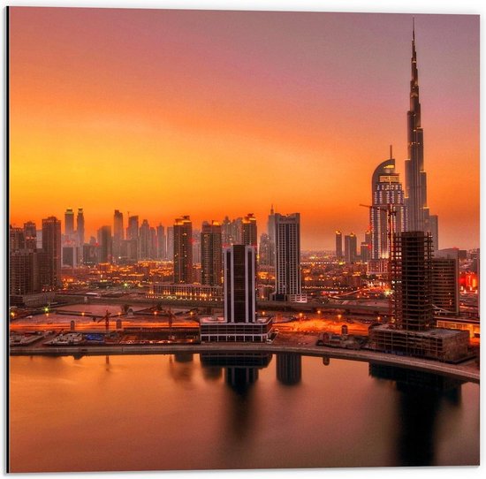 Dibond - Stad met Zonsondergang - 50x50cm Foto op Aluminium (Met Ophangsysteem)