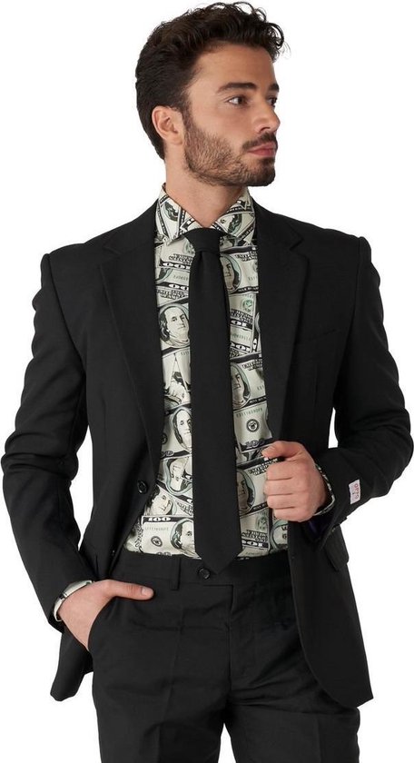 Model in een zwart kostuum met het dollar-overhemd en een zwarte stropdas.
