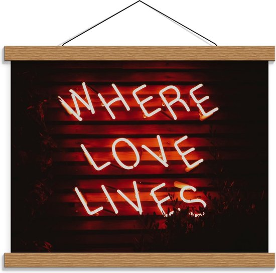 Schoolplaat – ''Where Loves Lives'' Rode Neonletters - 40x30cm Foto op Textielposter (Wanddecoratie op Schoolplaat)