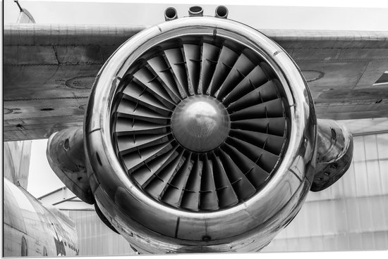 Dibond - Motor van Vliegtuig met Vleugel Zwart - Wit - 90x60cm Foto op Aluminium (Wanddecoratie van metaal)