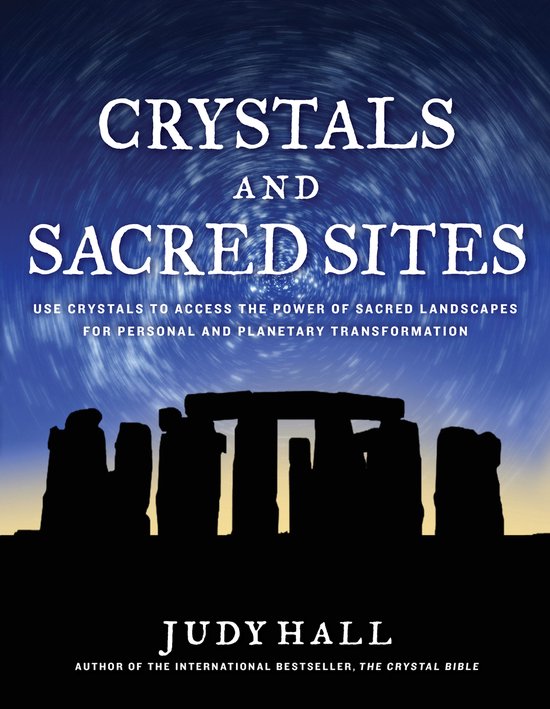 Boekcover 'Crystals and Sacred Sites' met de tekst 'Use Crystals to Access the Power of Sacred Landscapes for Personal and Planetary Transformation' en een silhouet van Stonehenge onder een sterrenhemel.