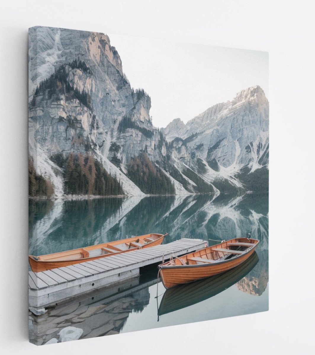 Saammp Canvas Schilderij - Boot in de dolomieten - Landschap - Natuur - 100x100 - Foto op canvas - Wanddecoratie - Muurdecoratie Woonkamer - Slaapkamer decoratie - Canvas Print Multicolor