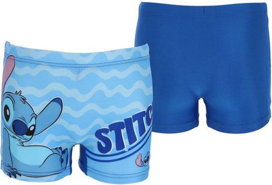Twee blauwe zwemboxers: één met Stitch print, golvend patroon en "STITCH" tekst, de ander effen blauw.