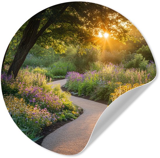 Zelfklevende wandcirkel met een kronkelend pad door een tuin vol bloeiende planten, zonlicht dat door de boom valt.