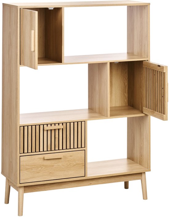 Lichte houten boekenkast met open vakken, een deur en een lade met ribbelpatroon. De deuren en lades zijn deels open.