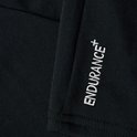 Close-up van zwarte stof met witte tekst 'ENDURANCE'.