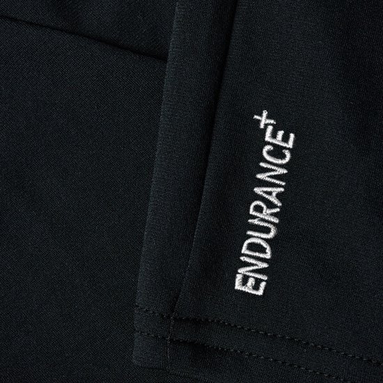 Close-up van zwarte stof met witte tekst 'ENDURANCE'.