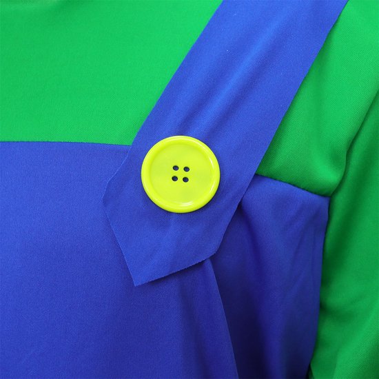 Blauwe tuinbroek met gele knoop, op een groen shirt.