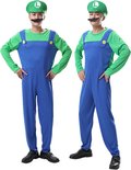 Twee mannen in een groen shirt en blauwe tuinbroek met gele knopen, groene pet met L en zwarte snor.