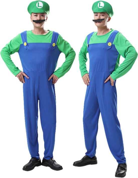 Twee mannen in een groen shirt en blauwe tuinbroek met gele knopen, groene pet met L en zwarte snor.