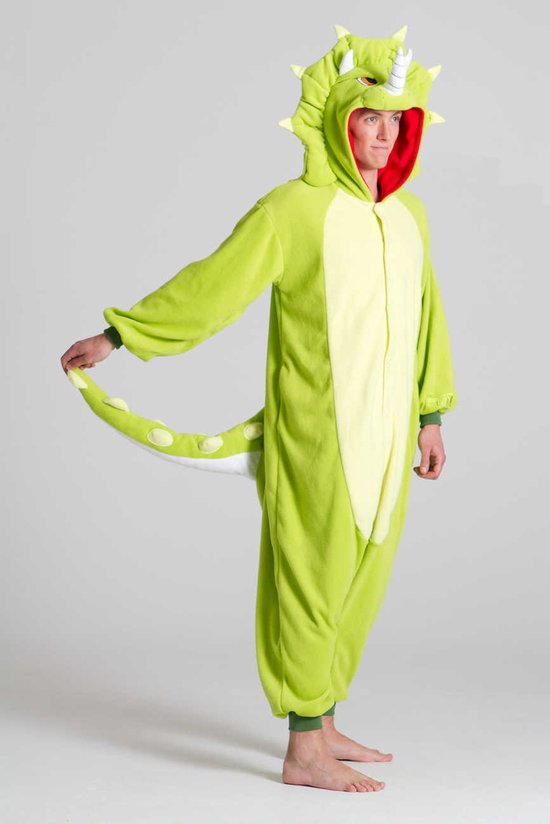 Homme en combinaison dinosaure verte avec doublure rouge, corne, queue et pointes.