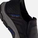 Detail van de zwarte Skechers Slip-ins met grijze zool en blauwe tekst.