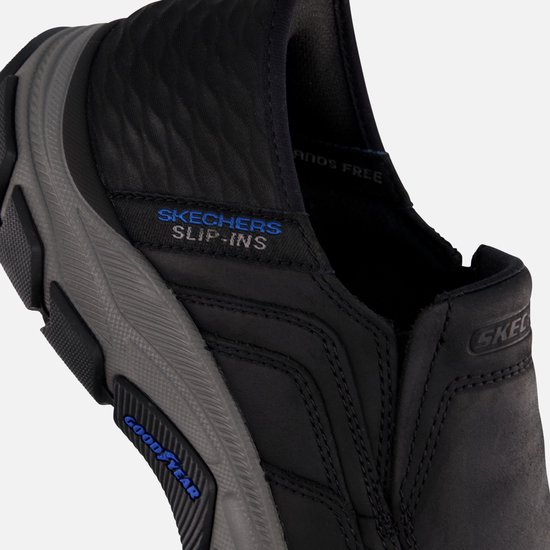 Detail van de zwarte Skechers Slip-ins met grijze zool en blauwe tekst.