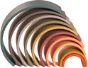 Stapelbare regenboog met 10 bogen in natuurlijke tinten, van rechts naar links: oranje, geel, lichtoranje, oranje, roze, geel, olijfgroen, beige, grijs, groen.