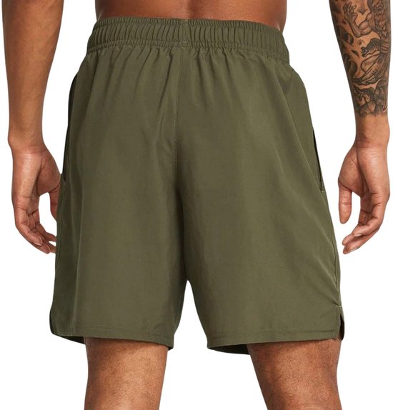 Achterkant van legergroene shorts met elastische tailleband
