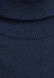 Detailopname van de geribbelde col van een donkerblauwe coltrui.