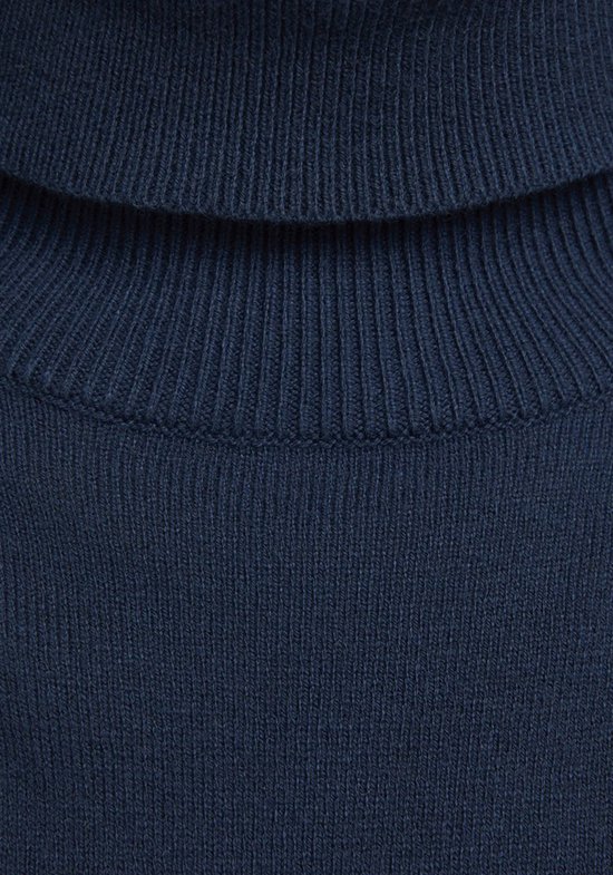 Detailopname van de geribbelde col van een donkerblauwe coltrui.