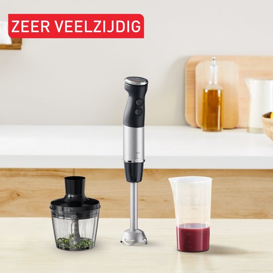 Zwarte en RVS staafmixer met maatbeker en hakmolen. Tekst: ZEER VEELZIJDIG.