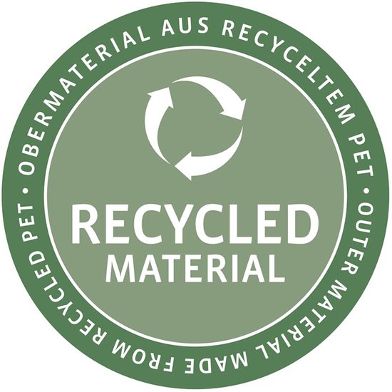 Groene cirkelvormige sticker met recycle-symbool en de tekst 'RECYCLED MATERIAL' en 'OBERMATERIAL AUS RECYCELTEM PET • OUTER MATERIAL MADE FROM RECYCLED PET'.