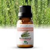 Flesje biologische rozemarijn etherische olie met een label, op een achtergrond van rozemarijnplanten.