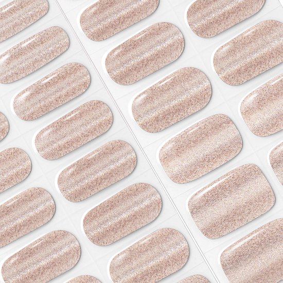Gedetailleerd zicht op champagne gouden glitter nagelstickers in een verpakking.