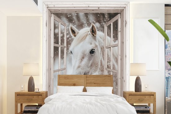 Behang - Fotobehang Paard - Wit - Winter - Sneeuw - Doorkijk - Dieren - Breedte 195 cm x hoogte 260 cm