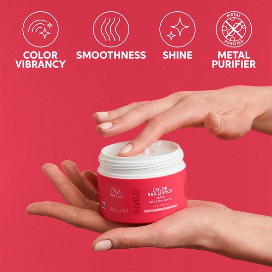 Hand opent Wella Color Brilliance haarmasker. Iconen voor kleurglans, gladheid en glans.