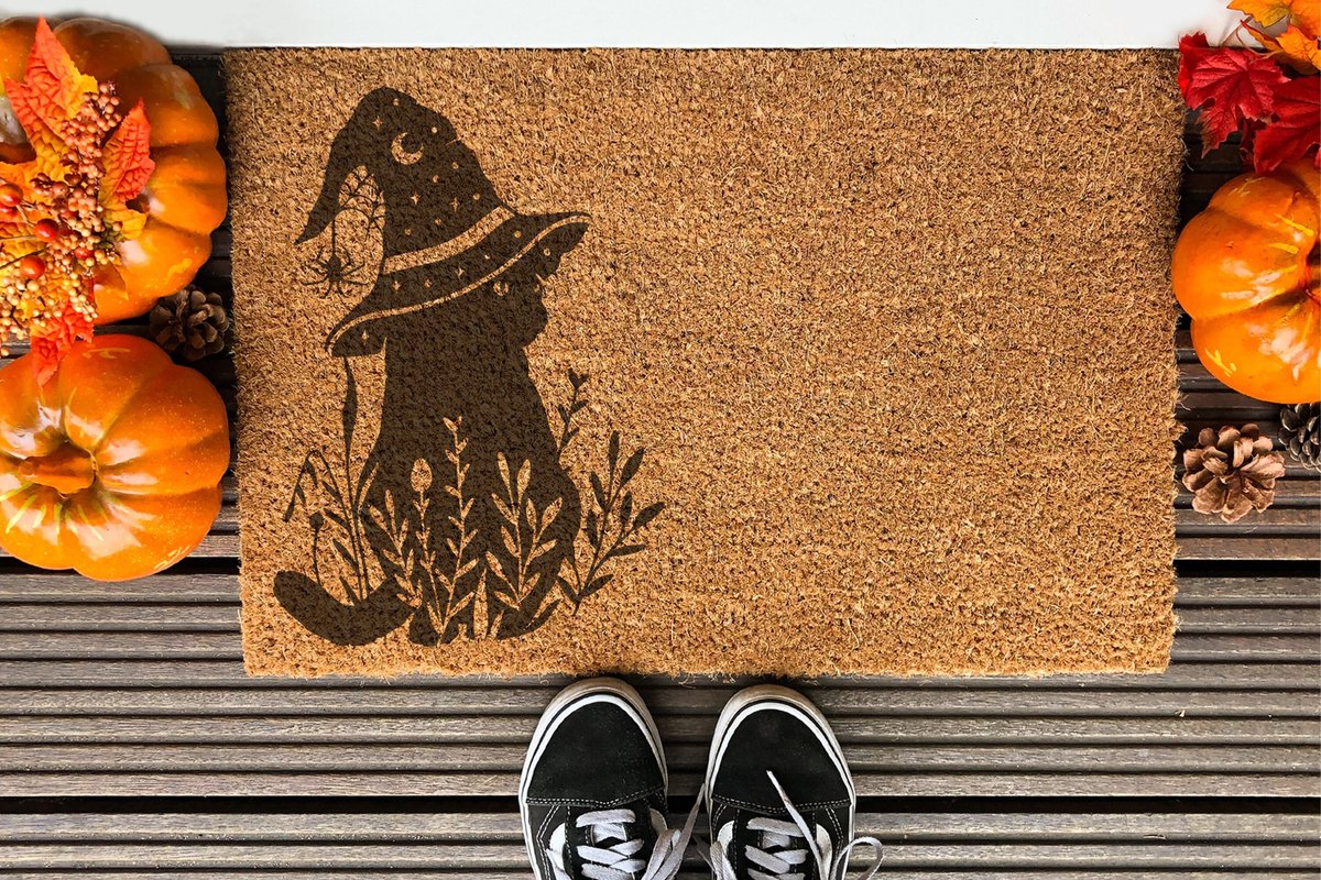 Laser Point Witchy Cat Halloween | 60x40 cm | Nieuwe huis cadeau | Ingangsmat | Deurmat met stijl | Verhuizing cadeau | Praktisch & trendy | Perfect voor binnenkomst | Cadeau voor nieuwe woning Bruin | Zwart (Gravering 60x40)