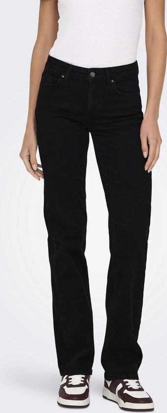 Model draagt een rechte zwarte jeans met een witte top.